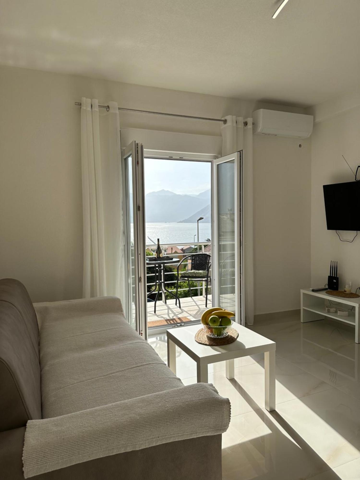 Sunny Apartment Cattaro Esterno foto